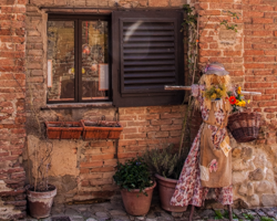 A fashionable country scarecrow has moved to the city streets in a new role as a greeter.